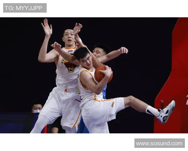 男篮广东队与江苏队激战正酣赛场精彩瞬间回顾与分析