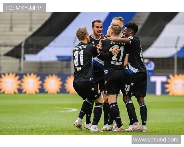 沙尔克与弗赖堡激战正酣比分揭晓精彩瞬间回顾